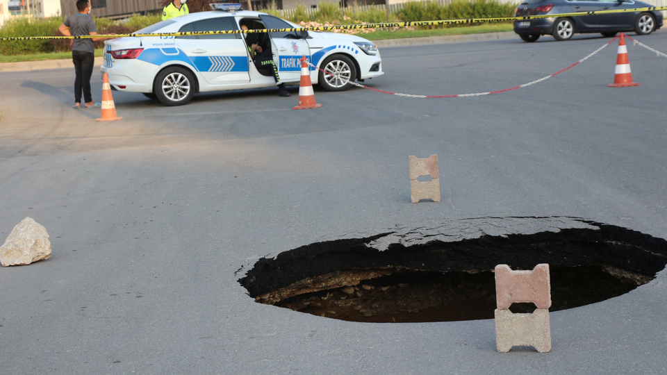 Şehrin ortasında 6 metrelik obruk oluştu!