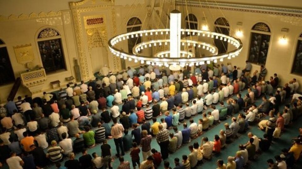 Bayram namazı camilerde kılınacak mı?