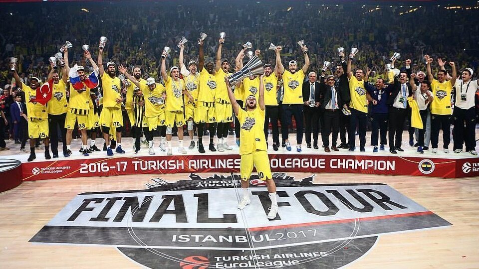 Fenerbahçe'den göndermeli kutlama!