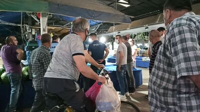 Karpuzu kestirip almayınca çıldırdı!