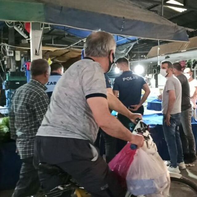 Karpuzu kestirip almayınca çıldırdı!