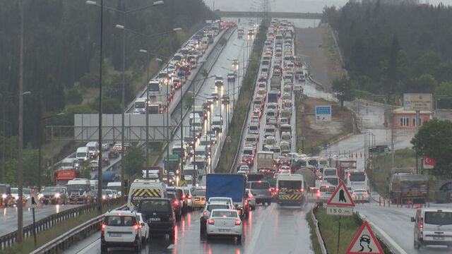 İstanbul'da sağanak trafiğe neden oldu!