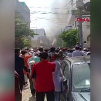 Pakistan'da yolcu uçağı yerleşim alanına düştü