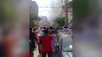 Pakistan'da yolcu uçağı yerleşim alanına düştü