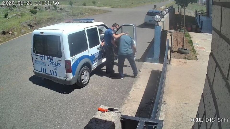 Polis ile öğretmenin maske tartışması!