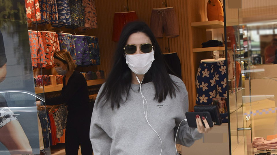 "Evin havuzunda oynasın diye şort aldım"