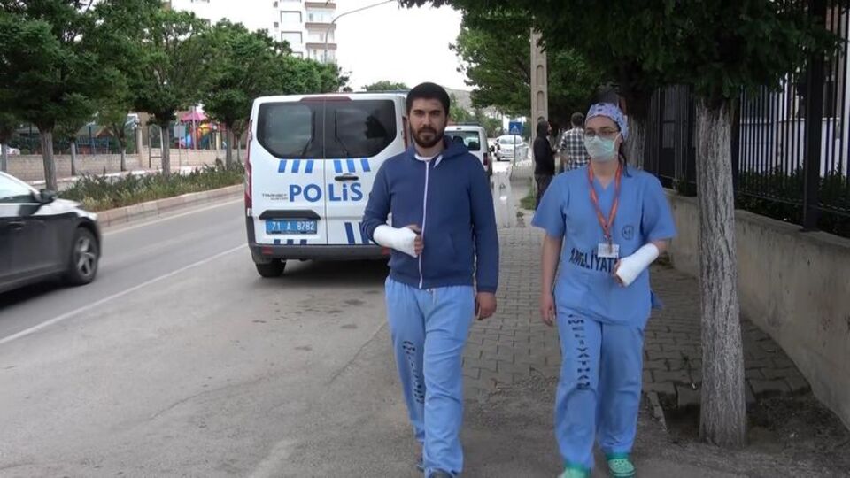 İki doktor tekme-tokat darp edildi!