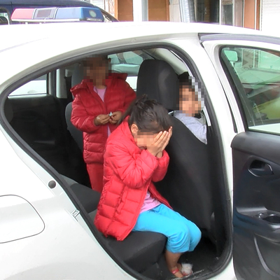 Çocuklar otomobilde korkudan ağlamaya başlayınca ortalık karıştı!