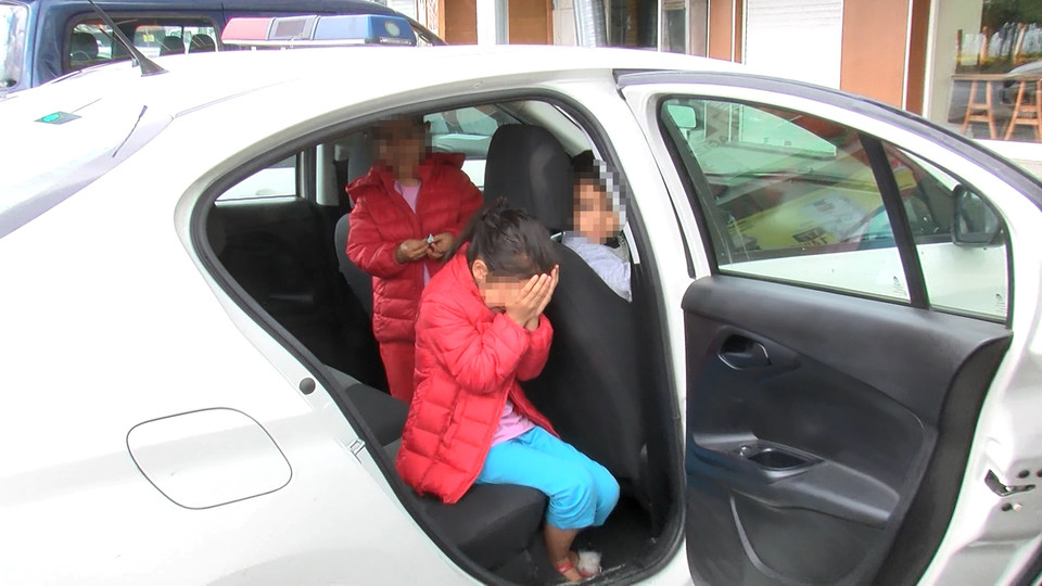 Çocuklar otomobilde korkudan ağlamaya başlayınca ortalık karıştı!