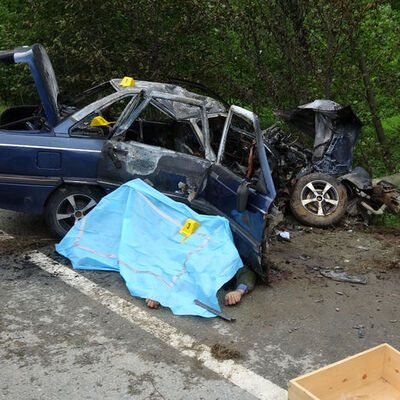 Otomobil direğe çarpıp alev aldı! 3 çay işçisi can verdi!