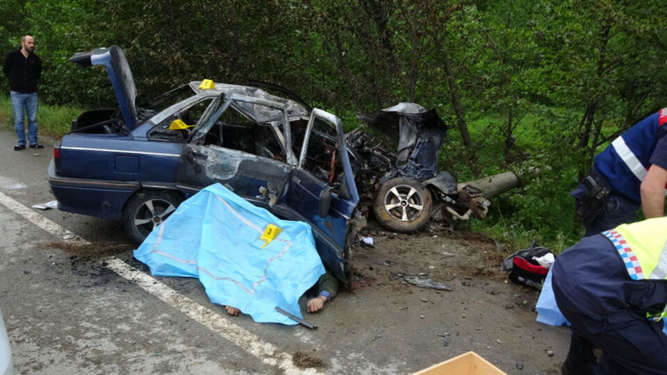 Otomobil direğe çarpıp alev aldı! 3 çay işçisi can verdi!