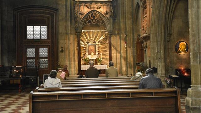 Frankfurt'ta bir kilise ayinine katılan 40 kişiye virüs bulaştı!