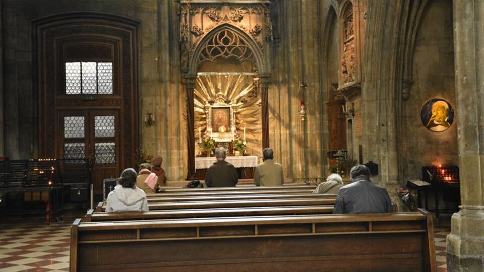 Frankfurt'ta bir kilise ayinine katılan 40 kişiye virüs bulaştı!