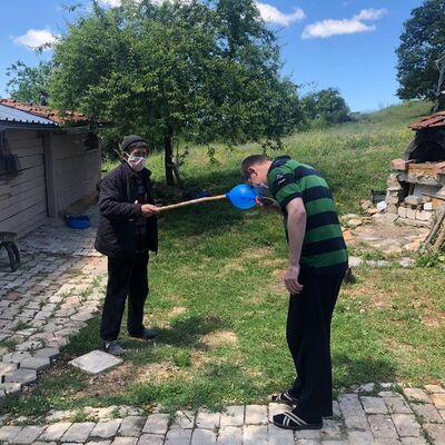 Büyükler ve gençlerin sıra dışı bayramlaşma yöntemi!