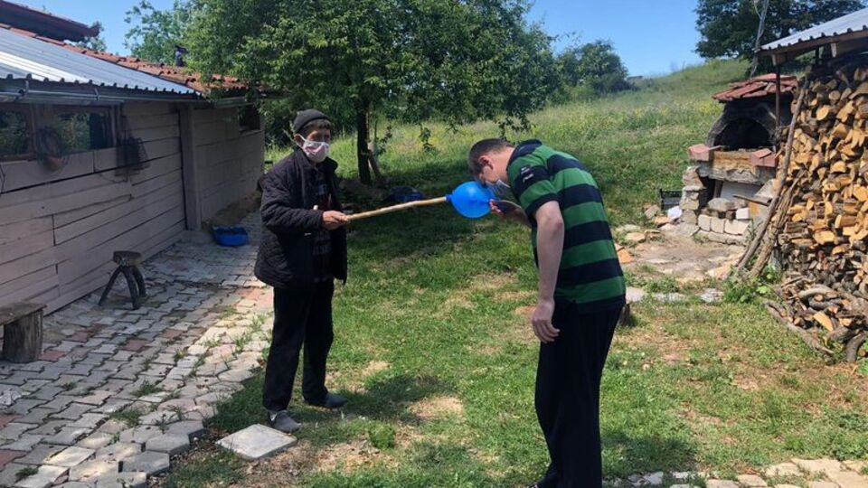 Büyükler ve gençlerin sıra dışı bayramlaşma yöntemi!