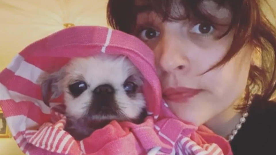 "Hemen gitme, olur mu kızım?"