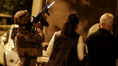 Annesini rehin aldı!