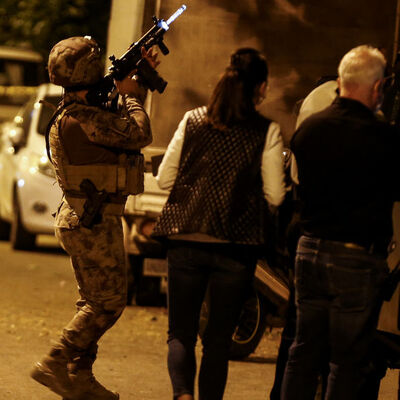 Annesini rehin aldı!