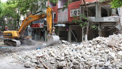 Elazığ depreminden sonra, bir binaya daha kepçe!