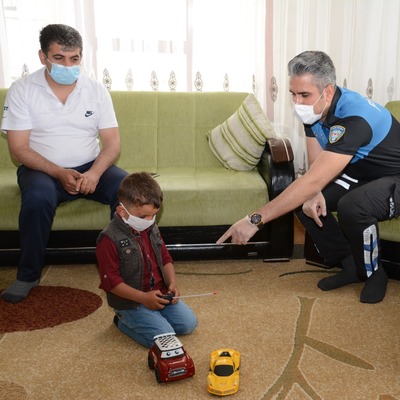 Polisleri görüp saklanan minik çocuk gülümsetti