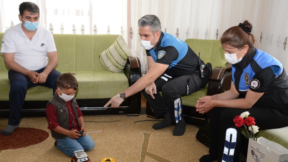 Polisleri görüp saklanan minik çocuk gülümsetti