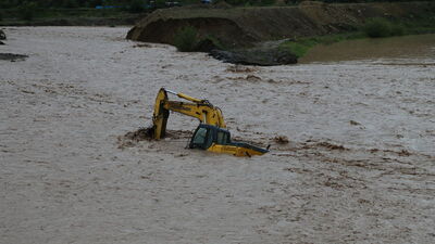 Sel suları onu da sürükledi