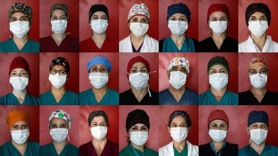 Covid savaşçılarının rengarenk boneleri hastalara moral veriyor