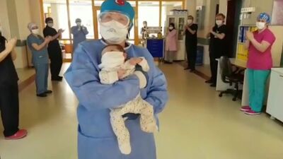 Covid-19'u yenen 1.5 aylık bebek taburcu edildi