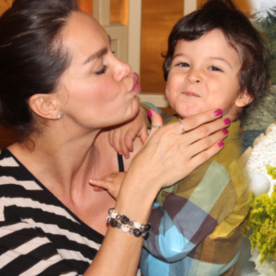 Bayramda oğlunun mezarını ziyaret etti