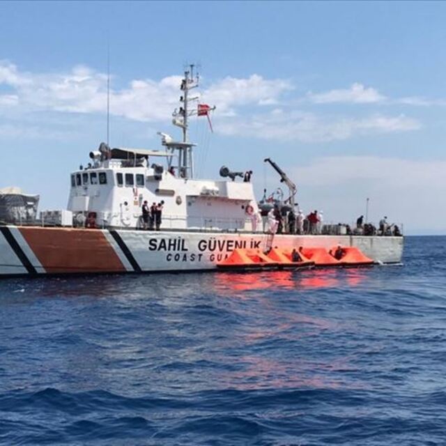 Türk kara sularına bırakılan 72 sığınmacı kurtarıldı