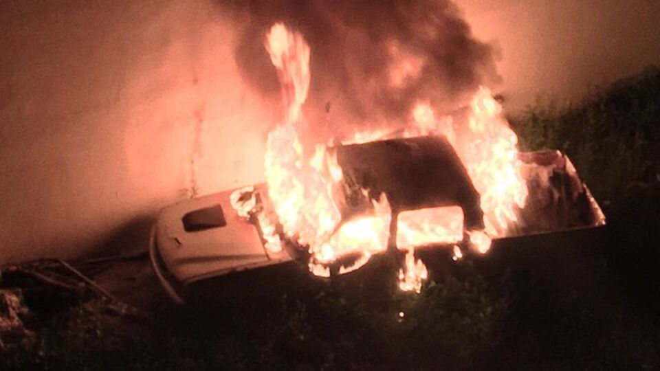 Park halindeki kamyonet alev alev yandı