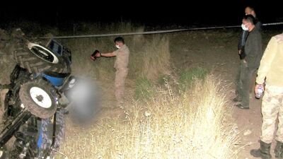 Devrilen traktörün altında can verdi