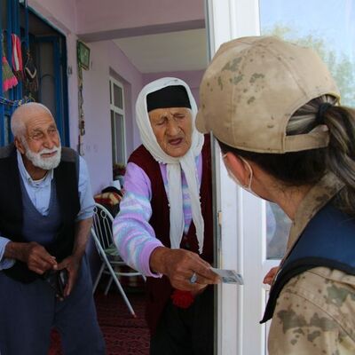 Yaşlı çift gülümsetti! Kadın askere bayram harçlığı!