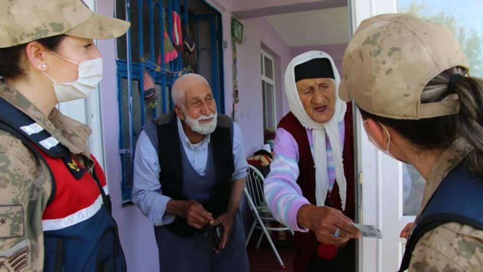 Yaşlı çift gülümsetti! Kadın askere bayram harçlığı!
