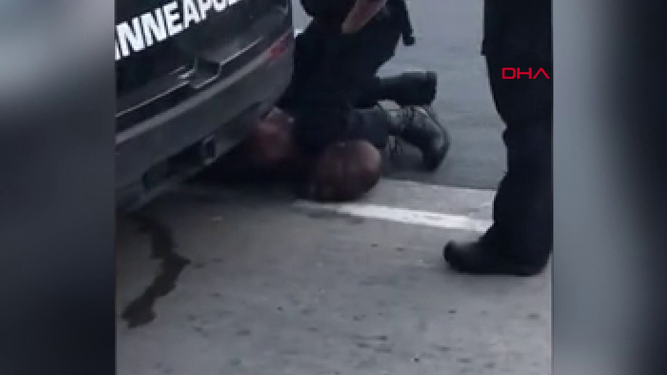 ABD'de polis şüpheliyi boğarak öldürdü!