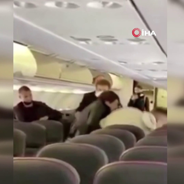 Sosyal mesafe kavgasında yumruk yumruğa girdiler!