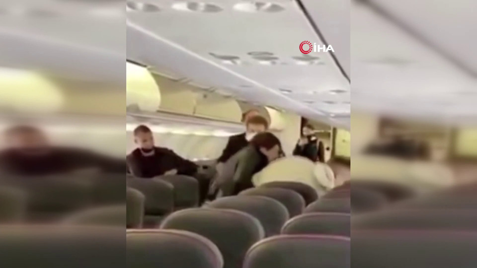 Sosyal mesafe kavgasında yumruk yumruğa girdiler!
