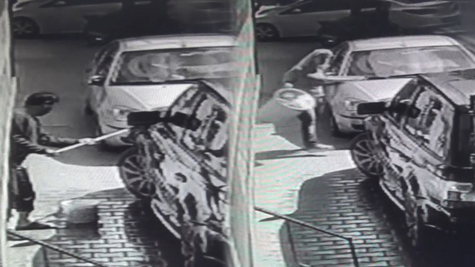 Sen misin araba yıkayan! Kadının öfkesi