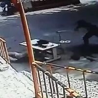 Sultangazi'de dehşet anları! Kafasına caraskal düştü!