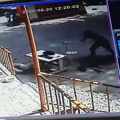 Sultangazi'de dehşet anları! Kafasına caraskal düştü!