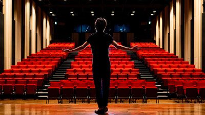 Sanatçılardan tiyatro çalışanlarına 'şiirli' destek