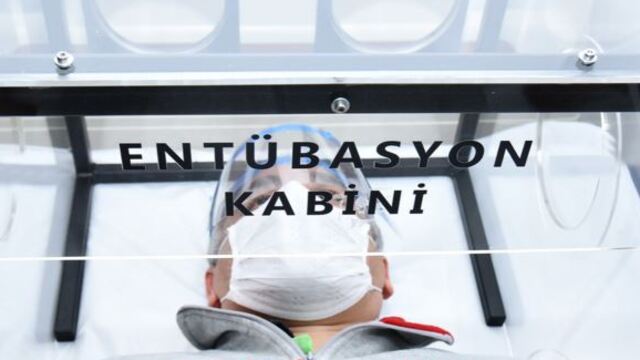 Ürettiği sağlık malzemelerini teslim etti