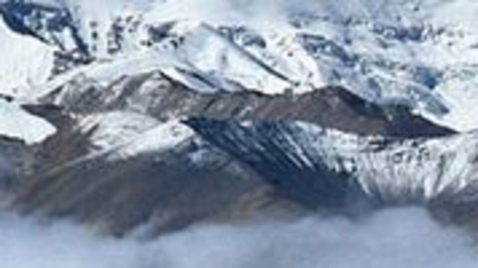 Everest'in yüksekliğini ölçecek Çin ekibi zirveye ulaştı