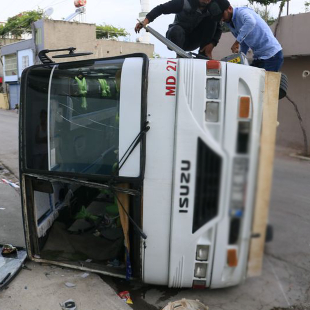 Adana'da servis araçları çarpıştı: Yaralılar var