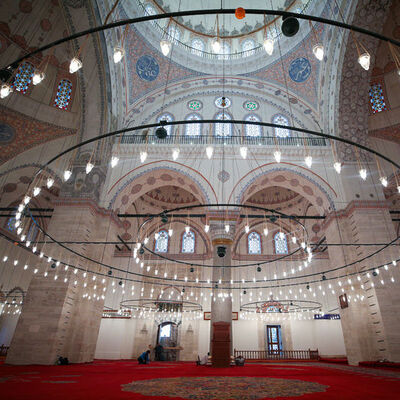 Camiler 2,5 ay sonra kapılarını yeniden açıyor