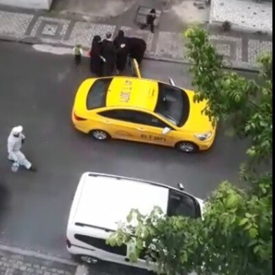 Taksici, doğum yapan kadını aracından attı!