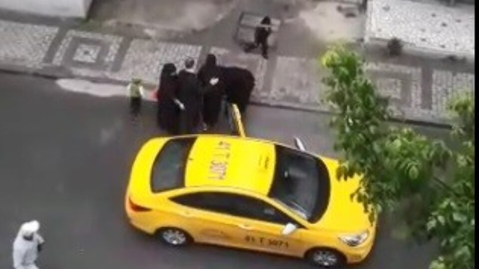 Taksici, doğum yapan kadını aracından attı!
