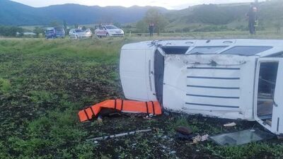 Otomobil şarampole devrildi: 1 ölü, 1 yaralı