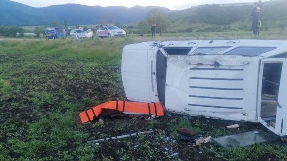 Otomobil şarampole devrildi: 1 ölü, 1 yaralı