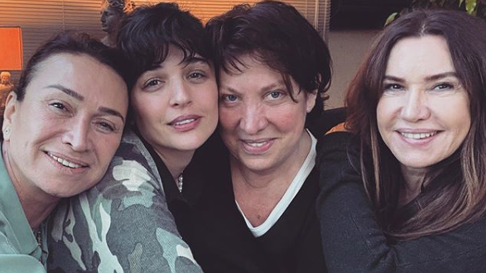 "Uzun zaman sonra buluşan kız kardeşler"